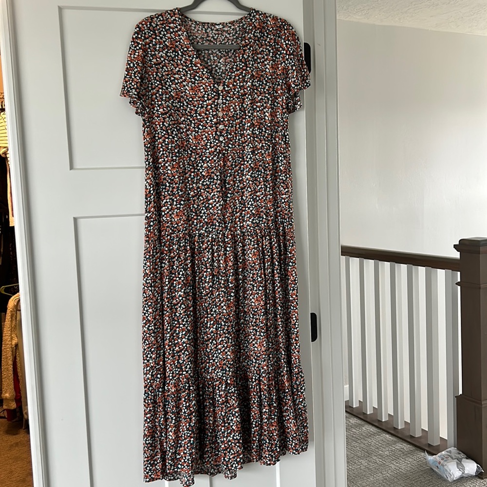 Beautiful floral dress, waist tie, seashell button accents